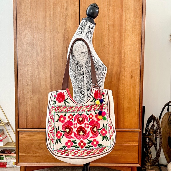 ‼️LAST CHANCE‼️ LoveStitch Mirrored Floral Tote - Picture 2 of 13